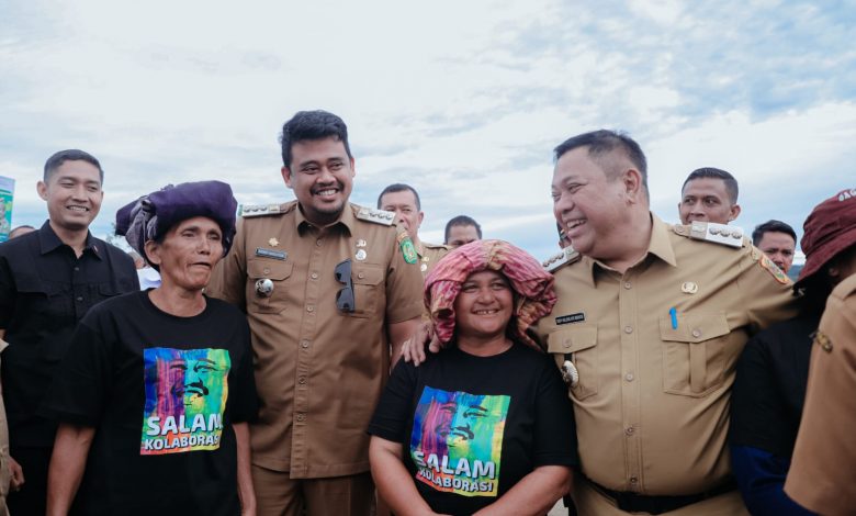 Bupati Dairi Eddy Keleng Ate Berutu bersama Wali Kota Medan Bobby Nasution dan masyarakat beberapa waktu yang lalu. (Dok/Kominfo Dairi)