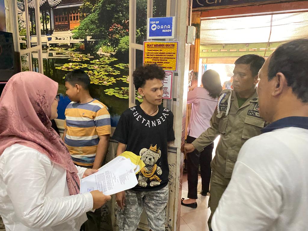 Satpol PP Labuhanbatu melakukan imbauan terkait pembatasan dan pengawasan jam malam anak serta melaksanakan operasi kasih sayang di warnet dan cafe yang ada di seputaran Rantauprapat, Kecamatan Rantau Utara. Rabu (31/5/2023). (Dok/Kominfo Labuhanbatu)