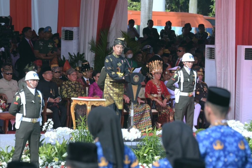 Presiden Jokowi mengenakan pakaian adat Kesultanan Deli saat bertindak selaku inspektur upacara memimpin upacara peringatan Hari Lahir Pancasila yang digelar di Sisi Selatan Monas, Jakarta, Kamis (1/6/2023).