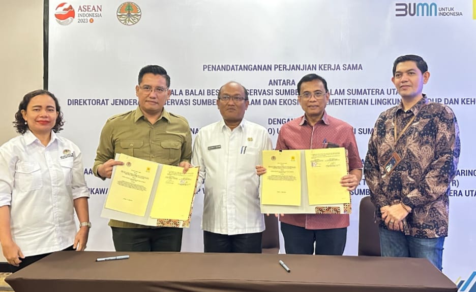 GM PLN UID Sumut Awaluddin Hafid dan Kepala Balai KSDA Sumut Rudianto Saragih Napitu SSi MSi menandatangani perjanjian kerjasama dan memperlihatkan naskah kerjasama di Hotel Santika Dyandra Premiere Medan, Rabu (31/5/2023). (Dok/PLN)