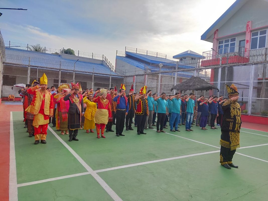 Jajaran Lapas Kelas IIA Pancurbatu melaksanakan upacara peringatan Hari Lahir Pancasila di Lapangan Apel Lapas Pancurbatu, Kamis (1/6/2023). (Dok/Humas Lapas Pancurbatu)