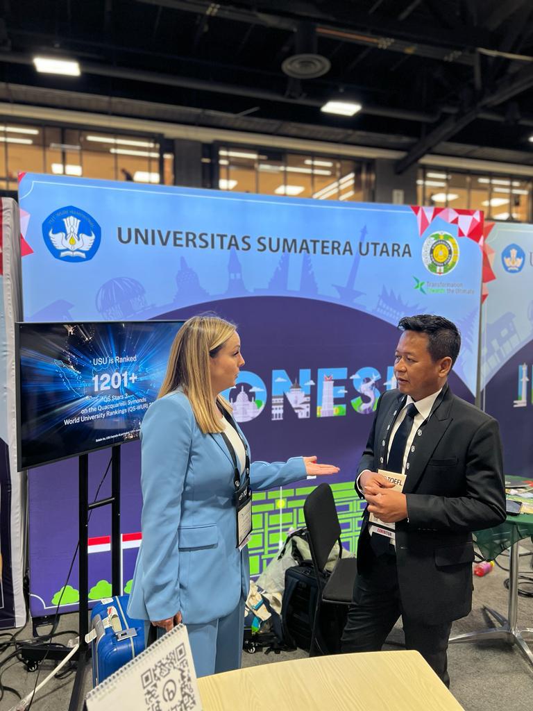 Rektor USU Prof Dr Muryanto Amin berbicara dengan peserta lain saat menghadiri acara “The 75th NAFSA Annual Conference & Expo” yang digelar 30 Mei-2 Juni 2023 di Walter E. Washington Convention Center, Washington DC, Amerika Serikat. (Dok/USU)