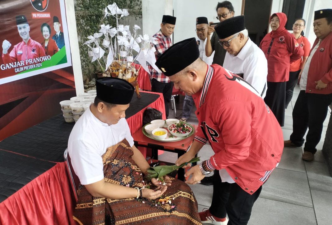 Sekretaris DPD PDIP Sumut Sutarto melakukan tepung tawar kepada Wakil Ketua DPD PDIP Sumut Dr Aswan Jaya, di Kantor DPD PDIP Sumut, Jalan Jamin Ginting, Medan, Jumat (2/6/2023).