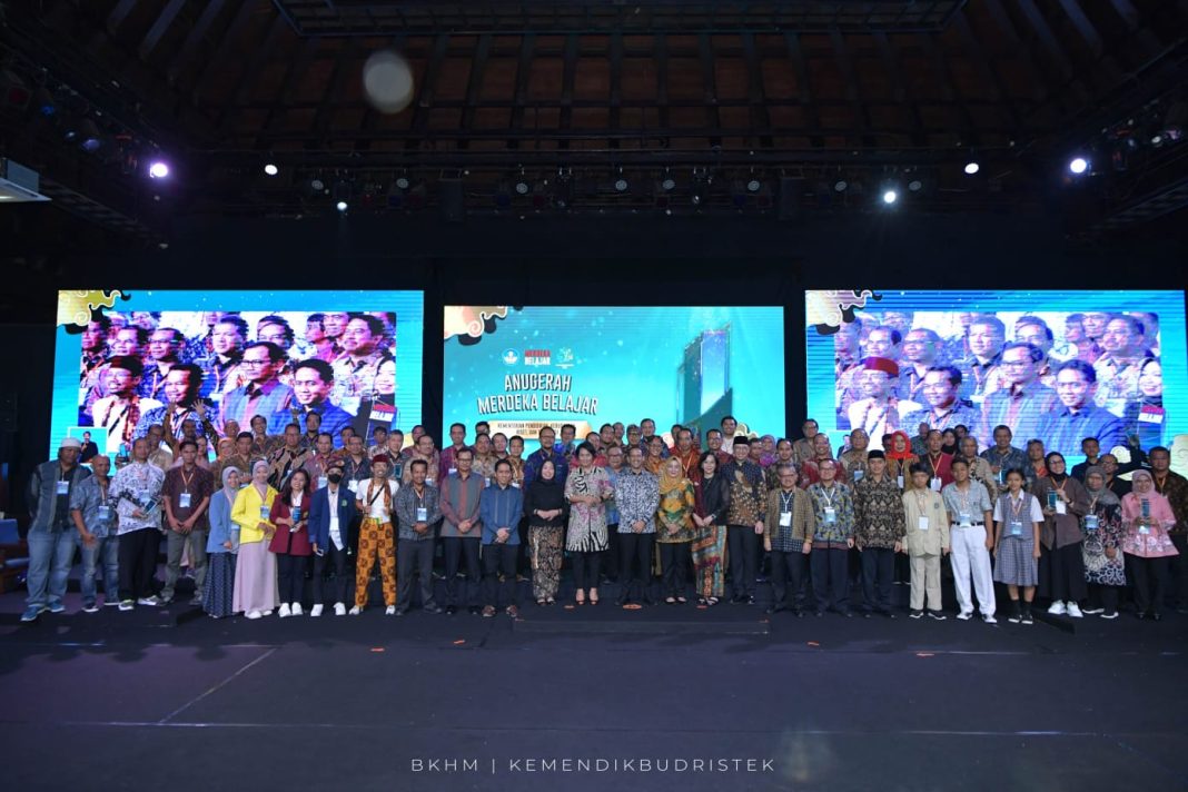 Kemendikbudristek RI memberikan penghargaan Anugerah Merdeka Belajar kepada para pemenang Lomba Foto serta Lomba Artikel dan Karya Jurnalistik Tahun 2023 di Gedung Trimurti, Prambanan, Yogyakarta, Senin (29/5/2023). (Dok/Kemendikbudristek RI)