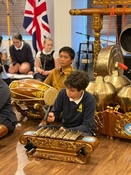 Siswa SD St Matthew’s School tampil memukau di KBRI London, Kamis (25/5/2023). (Dok/Kemendikbudristek RI)