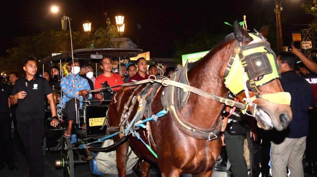 Presiden RI Ir H Joko Widodo didampingi Ibu Iriana Joko Widodo berkeliling kawasan Malioboro, Daerah Istimewa Yogyakarta, dengan menggunakan andong, Jumat (2/6/2023) malam.