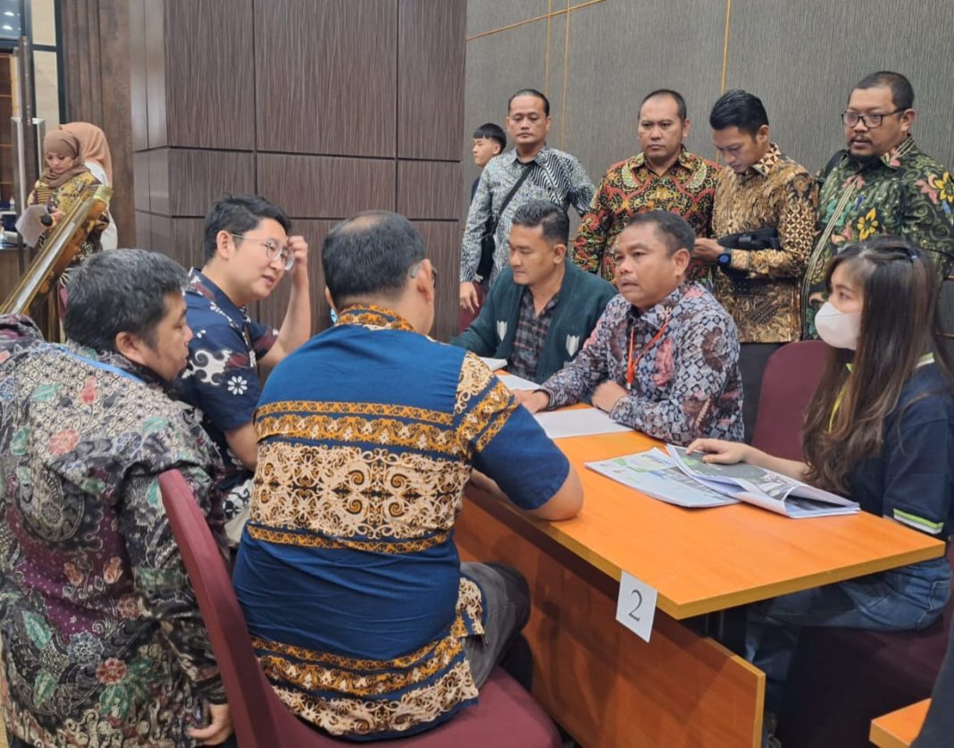 Bupati Sergai H Darma Wijaya mempromosikan potensi Kabupaten Sergai kepada para investor di ajang Apkasi-Kadin Investment Forum Regional Sumatera di Grand Ballroom Asialink Hotel Batam, Kepulauan Riau, Jumat (2/6/2023). (Dok/Kominfo Sergai)