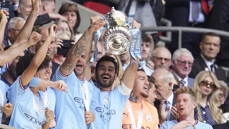 Ilkay Gundogan bersama rekan setim di Manchester City, mengangkat trofi Piala FA 2022/2023 setelah mengalahkan Manchester United pada final Piala FA 2022/2023 di Stadion Wembley, Sabtu (3/6/2023) malam WIB.