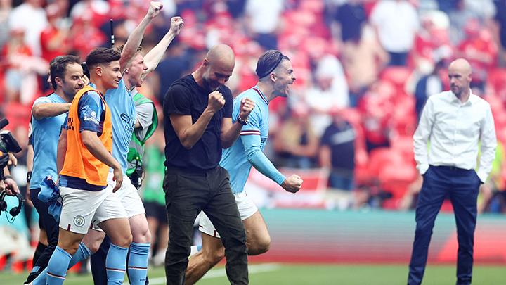 Pelatih Manchester City Pep Guardiola, dan para pemainnya Kevin De Bruyne dan Jack Grealish merayakan kemenangannya setelah mengalahkan Manchester United dalam Final Piala FA di Wembley Stadium, London, Inggris, (3/6/2023).