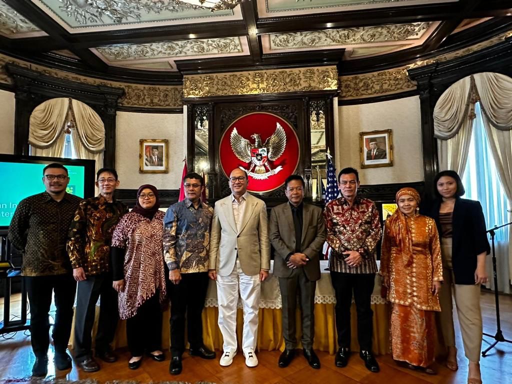 Rektor USU Prof Dr Muryanto Amin SSos MSi foto bersama pada Seminar Pendidikan Indonesia Menuju Internasionalisasi di Aula KBRI, Washington DC, Sabtu (3/6/2023). (Dok/USU)