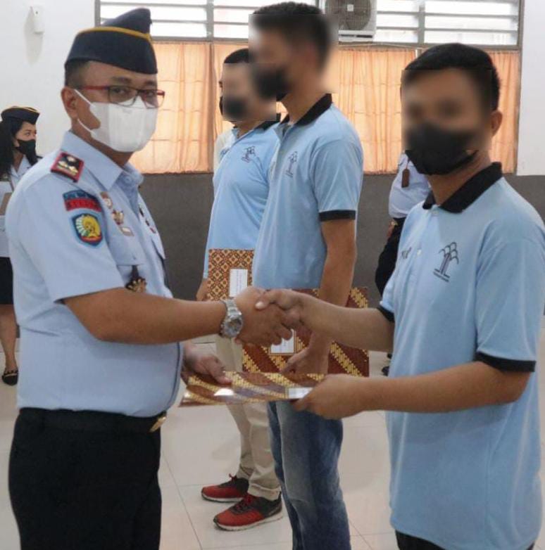 Kalapas Kelas IIB Tebingtinggi Anton Setiawan menyerahkan secara simbolis SK Remisi ke narapidana yang beragama Budha di Gedung Aula Sasana Tama, Minggu (4/6/2023).