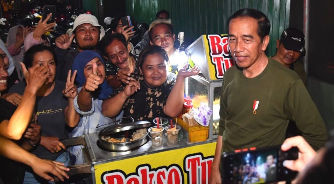 Presiden RI Ir H Joko Widodo mengunjungi kawasan Malioboro, Daerah Istimewa Yogyakarta, Minggu (4/6/2023) malam.