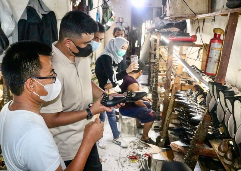 Wali Kota Medan Bobby Nasution mengunjungi pembuat sepatu lokal di Kota Medan beberapa waktu yang lalu. (Dok/Kominfo Medan)