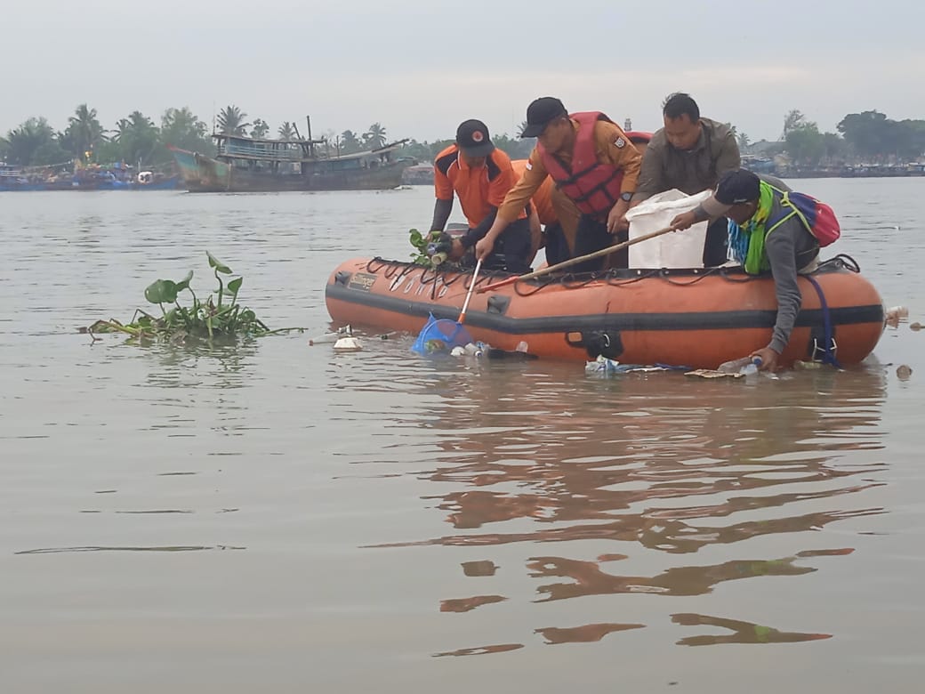 Wali Kota Tanjungbalai H Waris Tholib bersama para pecinta lingkungan melakukan aksi bersih sampah di muara Sungai Asahan, Selasa, (6/6/2023). (Dok/ Kominfo Tanjungbalai)