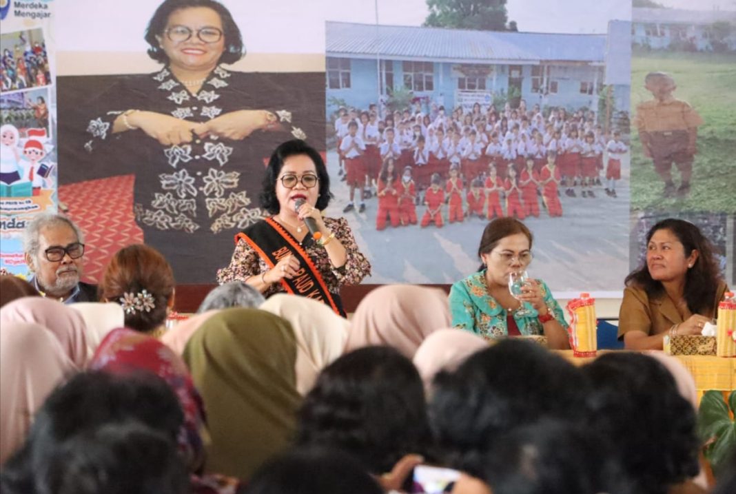Bunda PAUD Simalungun Ratnawati Sidabutar menyampaikan kata sambutan saat sosialisasi transisi PAUD ke SD kelas awal di Aula SD Negeri 091317 Percontohan Raya, Selasa (6/6/2023).