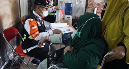 Medical check up bagi jemaah haji Risti untuk memastikan kondisi kesehatan terkini agar dapat mengikuti rangkaian ibadah selanjutnya. (Dok/Kemenkes RI)