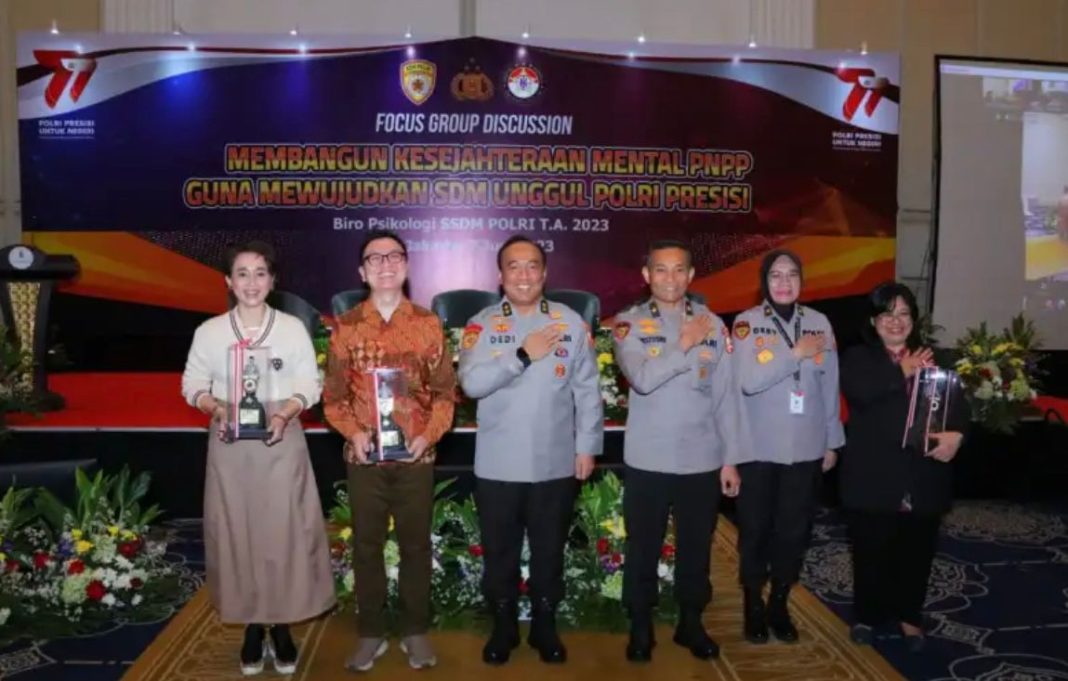 As SDM Kapolri Irjen Pol Dr Dedi Prasetyo foto bersama dengan lainnya di acara FGD dengan tema ‘Membangun Kesejahteraan Mental PNPP Guna Mencegah Perilaku Bunuh Diri’, Rabu (7/6/2023).