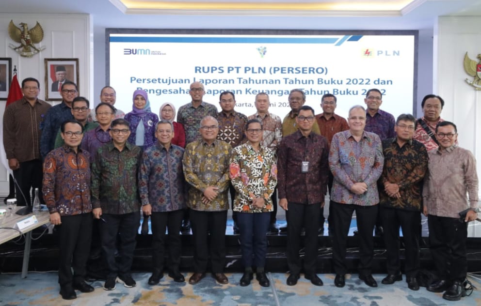 Wakil Menteri BUMN I Pahala Nugraha Mansury dan Direktur Utama PLN Darmawan Prasodjo, jajaran Direksi, Komisaris dan yang lainnya foto bersama seusai RUPS di Jakarta, Rabu (7/6/2023). (Dok/PLN)