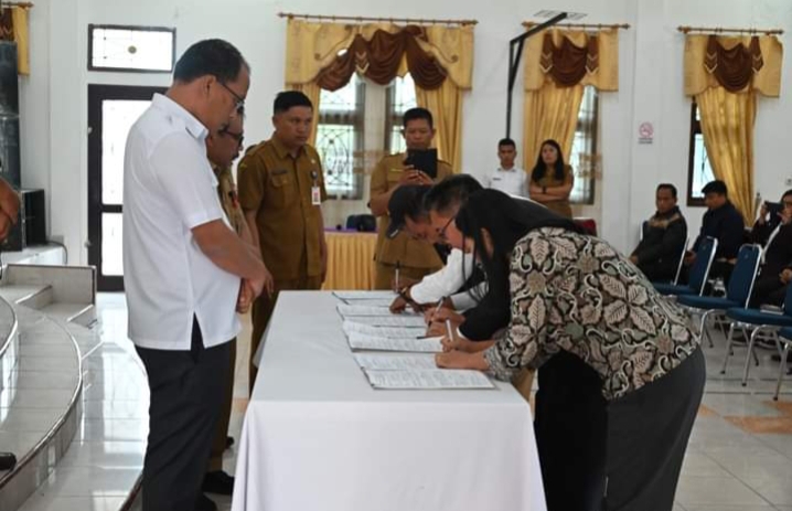 Penerima hibah menandatangani NPHD Kabupaten Humbahas tahun 2023 sebelum Bupati Humbahas, Dosmar Banjarnahor, SE didampingi Sekda, Drs Tonny Sihombing memberikan hibah keagamaan, bertempat di Pendopo Bukit Inspirasi, Kecamatan Doloksanggul, Selasa (6/6/2023). (Foto Dok/Kominfo)