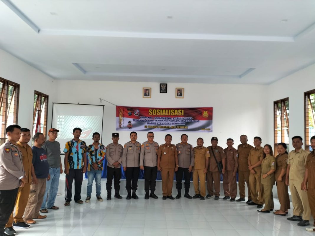 Kasi Hukum Polresta Deliserdang AKP Hendri Ginting SH MH foto bersama dengan para peserta saat selenggarakan sosialisasi KUHP Terbaru di Mapolsek Gunung Meriah, Rabu (7/6/2023). (Dok/Polresta Deliserdang)