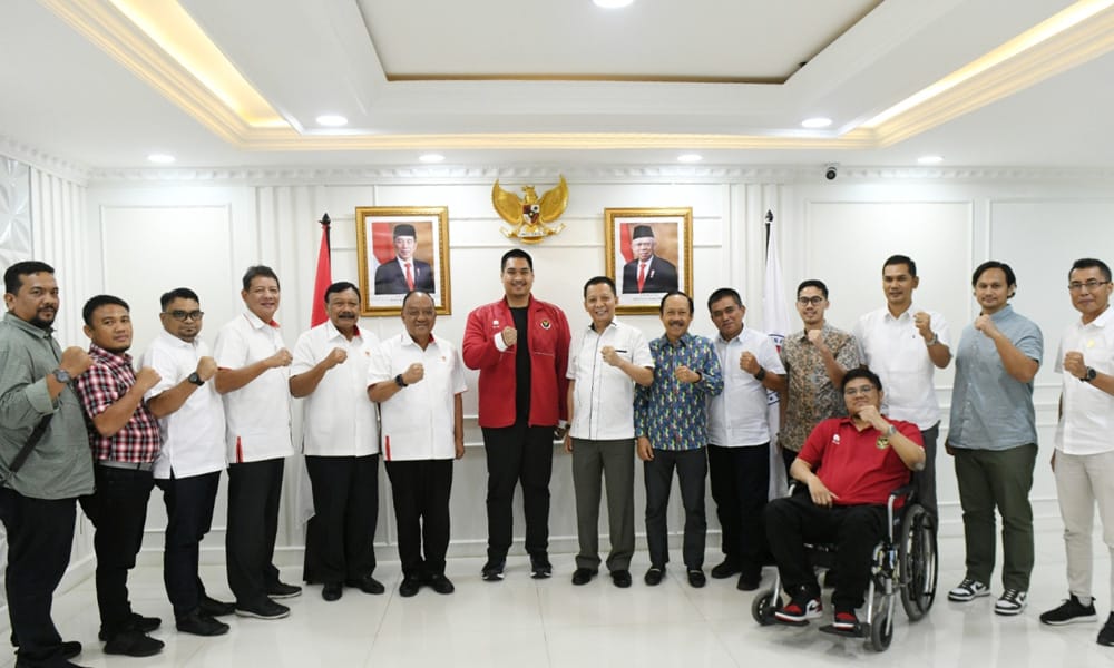 Sekda Sumut Arief S Trinugroho foto bersama Menpora RI Dito Ariotedjo dan lainnya di ruang rapat Kemenpora Lantai 10, Jalan Gelora, Jakarta Pusat, Rabu (7/6/2023). (Dok/Kominfo Sumut)