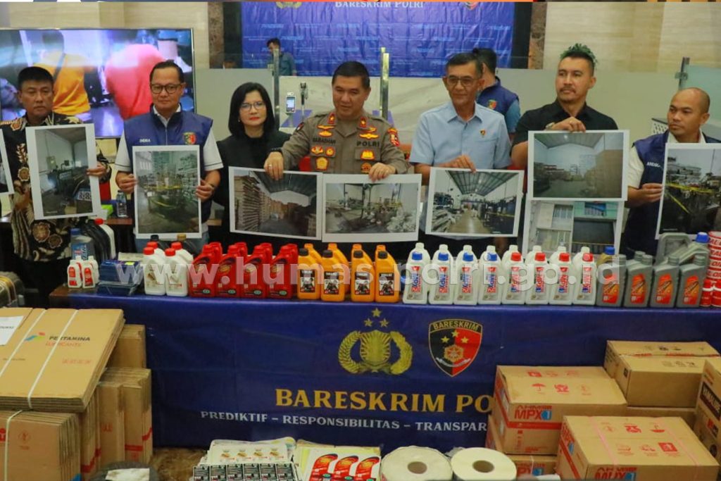 Dittipidter Bareskrim Polri mengungkap komplotan produsen oli palsu di Jawa Timur, sudah beroperasi sejak tahun 2020, dalam sebulan memiliki omzet sekitar Rp20 miliar. (Dok/Humas Polri)