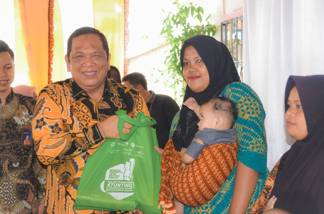Wali Kota Padangsidimpuan Irsan Efendi Nasution SH MM (kiri) ketika menyerahkan bantuan Cadangan Pangan Pemerintah kepada Keluarga Resiko Stunting di Padangsidimpuan, Jumat (9/6/2023).