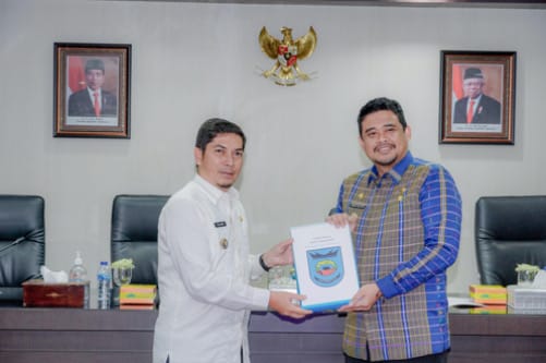 Pemko Sawahlunto dengan Pemko Medan saling bertukar cinderamata di Balai Kota Medan, Jumat (9/6/2023). (Dok/Kominfo Medan)
