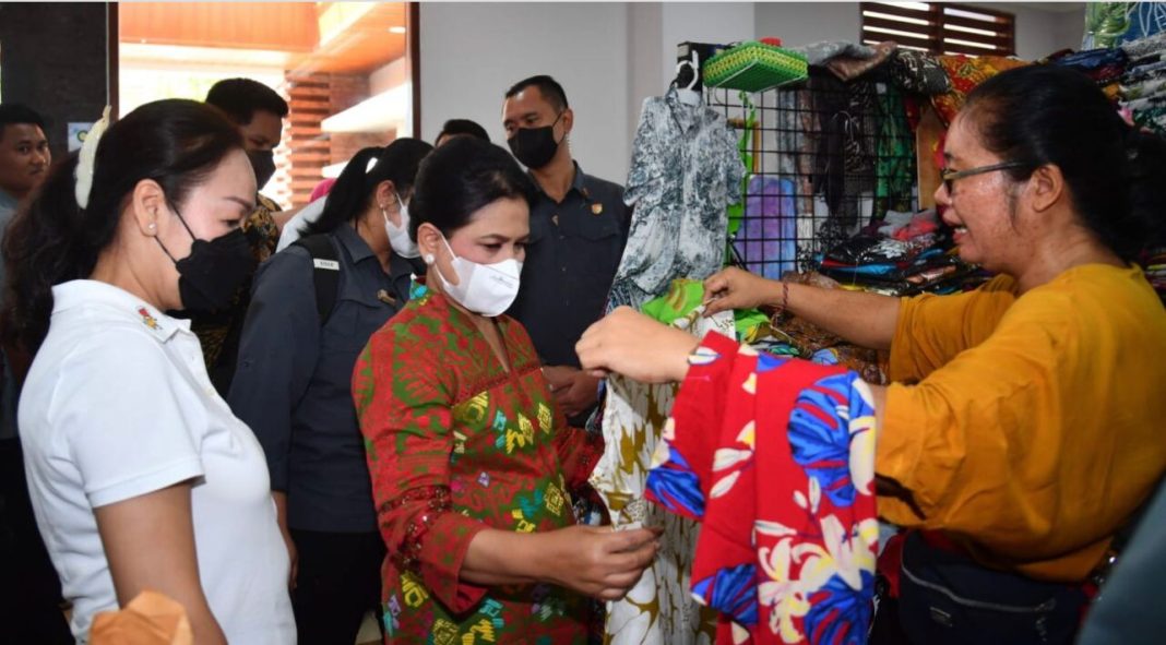 Ibu Negara Republik Indonesia, Iriana Jokowi bersama rombongan singgah di Pasar Seni Sukawati, Kabupaten Gianyar, Sabtu (10/6/2023).