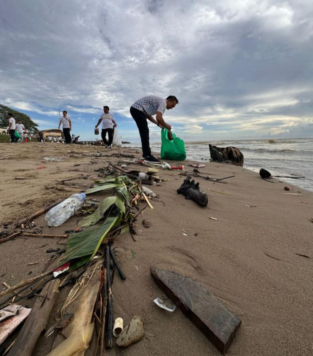 Memperingati hari Lingkungan Hidup sedunia dilakukan bersih-bersih di pantai Ya'ahowu Nias, Sabtu (10/6/2023). (Dok/PLN)