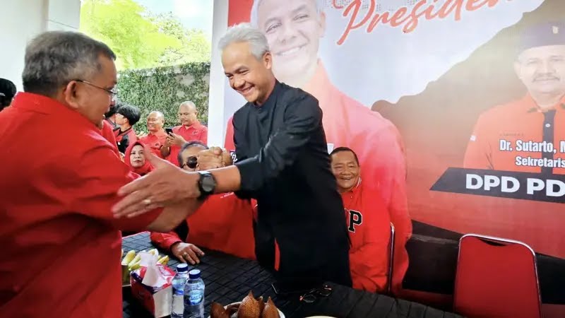 Bakal calon presiden Ganjar Pranowo Bersalaman dengan Politikus PDIP Trimedya Panjaitan di Kantor DPD PDIP Sumut, Jalan Jamin Ginting, Medan Tuntungan, Minggu (11/6/2023).