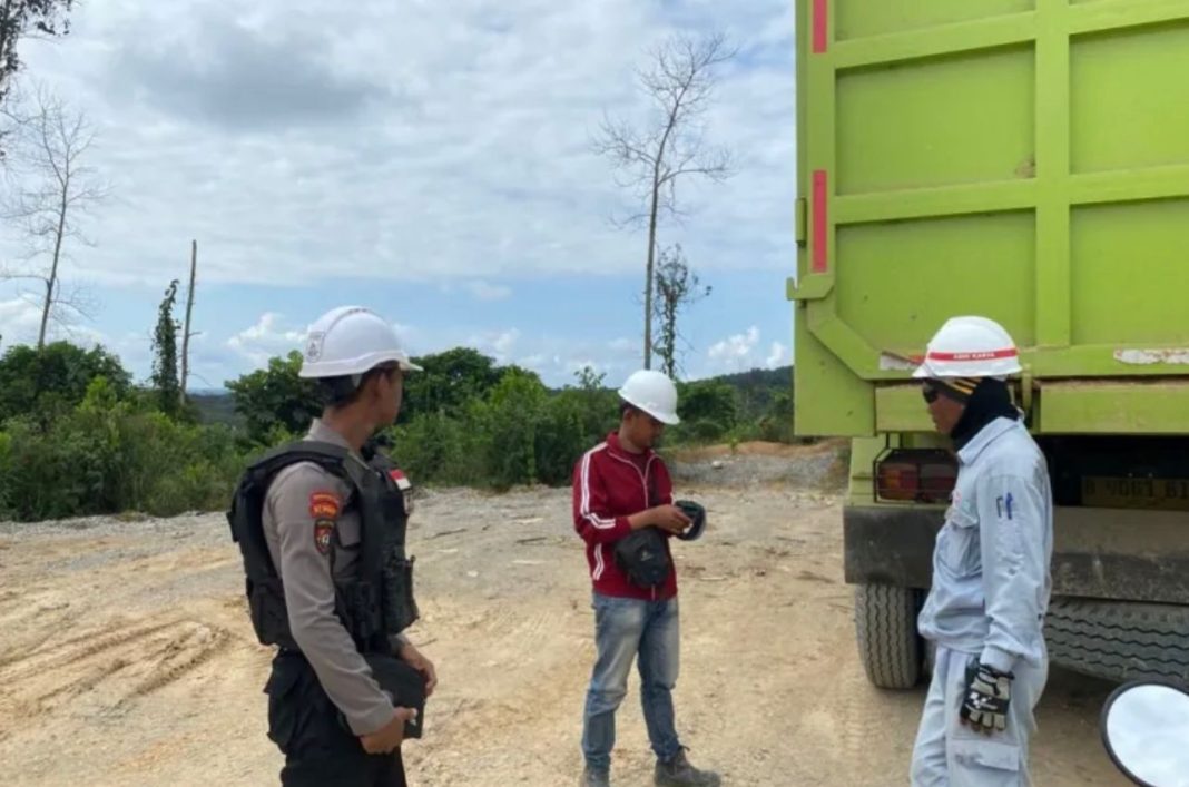 Personel Satuan Tugas Operasi Nusantara Mahakam Polda Kalimantan Timur, melaksanakan patroli sambang Kamtibmas serta pengamanan di beberapa titik penting di kawasan IKN, Minggu (11/6/2023).