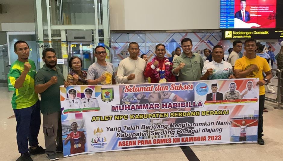 Wakil Bupati Sergai Adlin Tambunan, Kadis Poraparbud H Akmal Koto beserta pengurus NPC Kabupaten Sergai diabadikan bersama Abil di Bandara Kualanamu, Minggu (11/6/2023) (Dok/Edi Saputra)