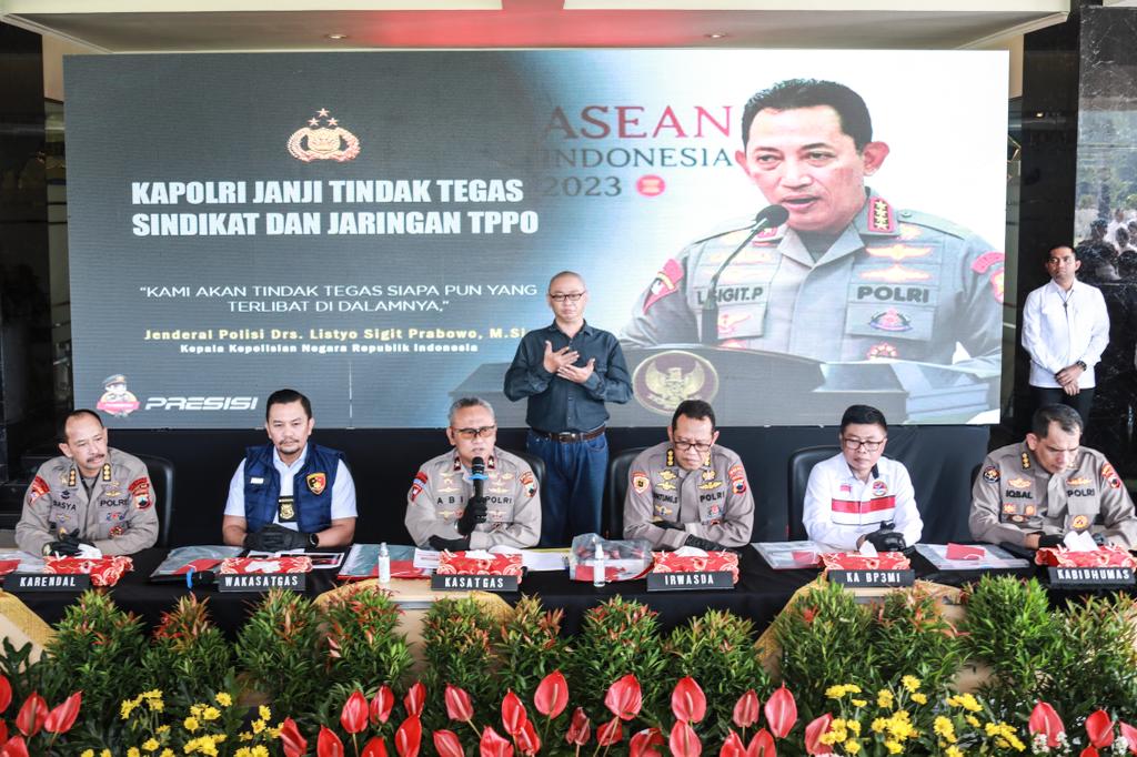 Wakapolda Jateng Brigjen Pol Abiyoso Seno Aji didampingi lainnya memberikan keterangan kepada wartawan. (Dok/Humas Polri)