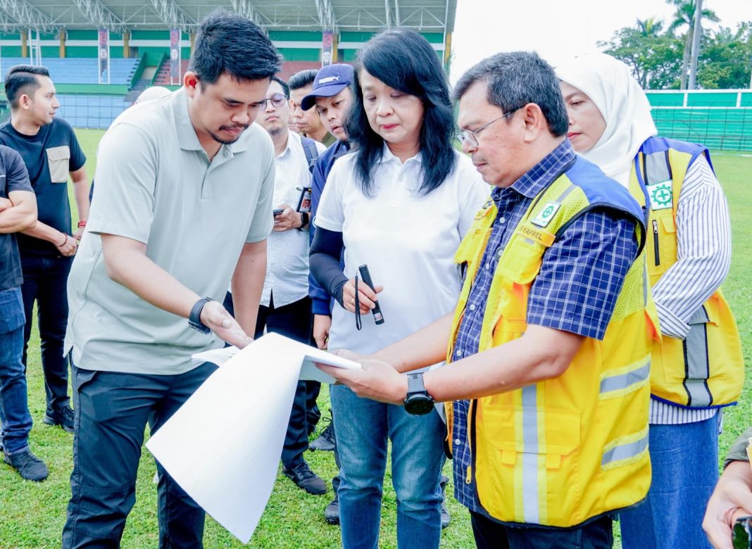 Bersama Dirjen Cipta Karya Kementerian PUPR RI Diana Kusumastuti, Wali Kota Medan Bobby Nasution meninjau Stadion Teladan Medan, Minggu (11/6/2023) pagi. (Dok/Kominfo Medan)