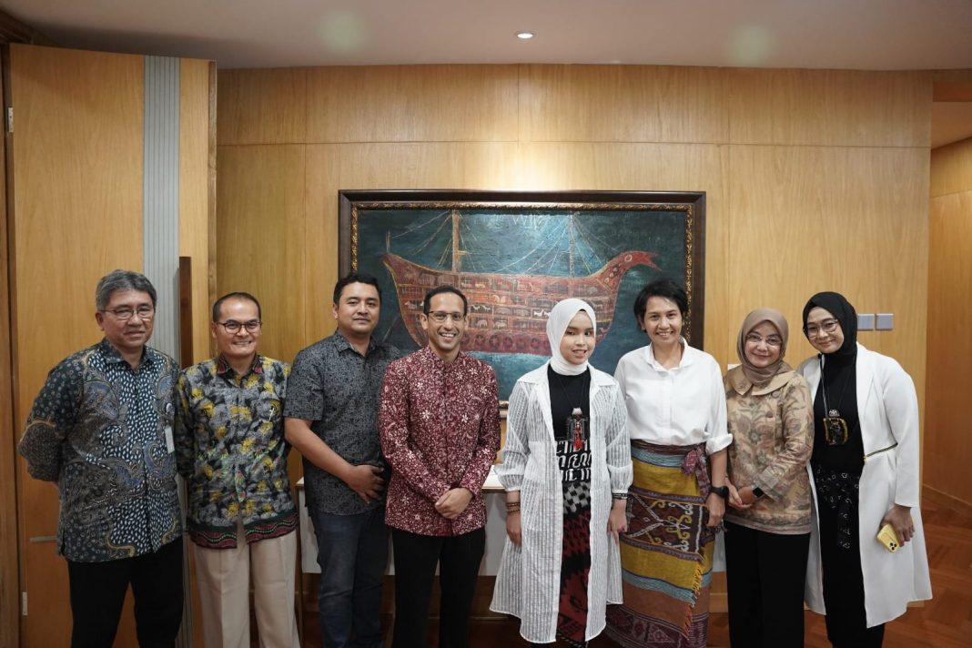 Siswi difabel SMKN 2 Kasihan Yogyakarta, Ariani Nisma Putri foto bersama dengan Mendikbudristek RI Nadiem Anwar Makarim dan lainnya di Kantor Kemendikbudristek RI, Jumat (9/6/2023). (Dok/Kemendikbudristek RI)