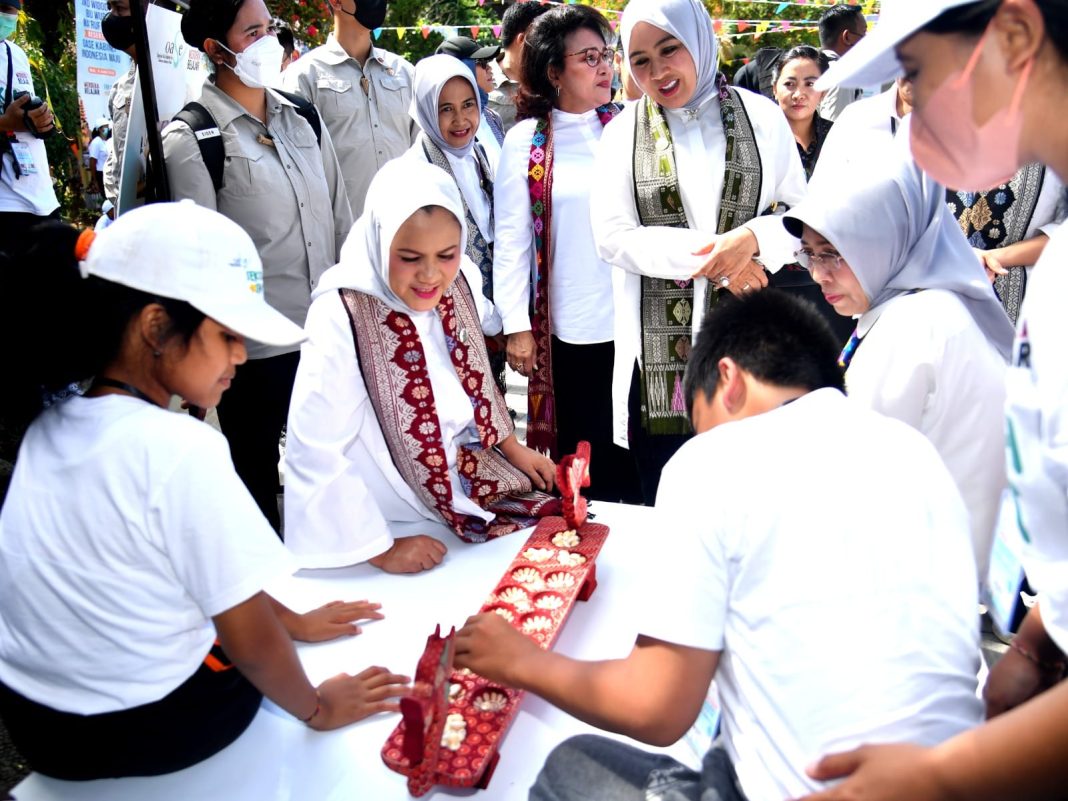 Ibu Negara Iriana Joko Widodo dan Ibu Wury Ma’ruf Amin saat kunjungan kerja di Provinsi Bali, Jumat (9/6/2023). (Dok/Kemendikbud RI)