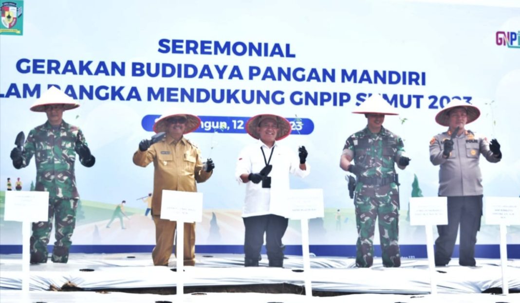 Wakil Bupati Simalungun Zonny Waldi (2 dari kiri) menghadiri Seremonial Gerakan Budidaya Pangan Mandiri, di Lapangan Koramil Model 08/Bangun, Senin (12/6/2023). (Dok/Kominfo Simalungun)
