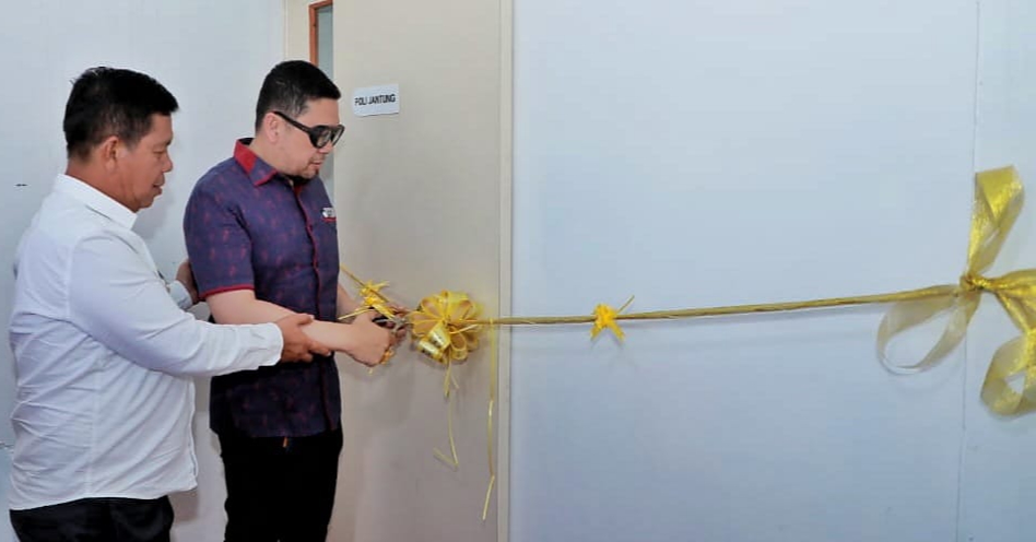Bupati Simalungun, Radiapoh Hasiholan Sinaga menggunting pita pertanda launching poliklinik baru RSUD Parapat, Senin (12/6/2023). (Dok/Kominfo Simalungun)