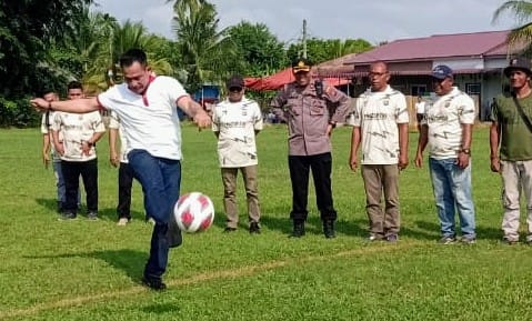 Kapolres Belawan AKBP Josua Tampubolon melakukan tendangan pertama, pada acara pembukaan Turnamen Sepak Bola Polres Pelabuhan Belawan Cup, menyambut HUT ke 77 Bhayangkara di Hamparan Perak, Minggu (11/6/2023). (Dok/Polres Belawan)