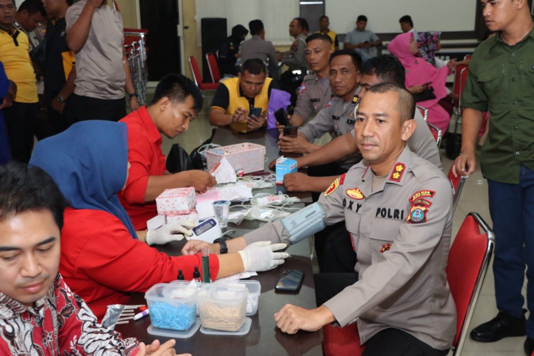 Kapolres Sergai AKBP Oxy Yudha Pratesta terlebih dahulu menjalani pemeriksaan tensi sebelum melakukan donor pada kegiatan donor darah yang digelar Polres Sergai dalam rangka HUT ke-77 Bhayangkara, Selasa (13/6/2023). (Dok/Humas Polres Sergai)