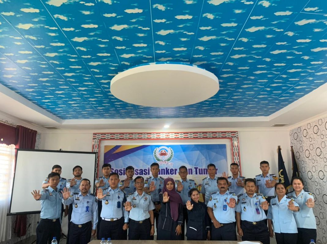 Pegawai Lapas Narkotika Kelas IIA Pematangsiantar berfoto bersama dengan penyuluh kanker Indonesia usai acara, Selasa (13/6/2023).