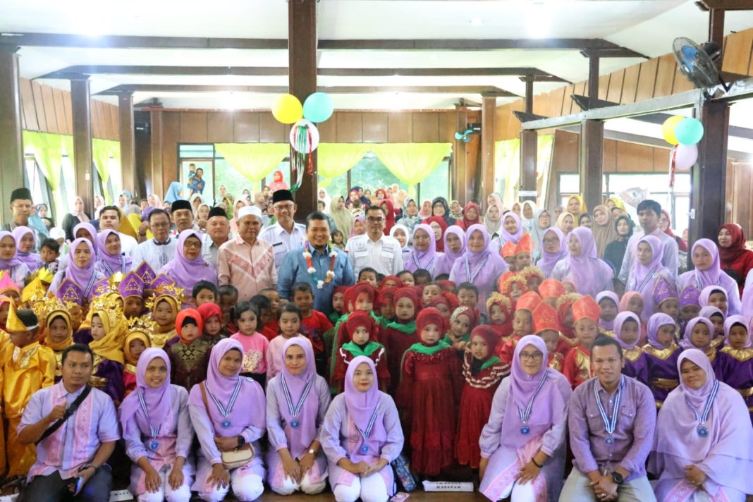 Bupati Tapsel Dolly Pasaribu foto bersama 138 siswa/ siswi PAUD se-Kecamatan Sipirok usai wisuda PAUD tersebut di Aula Tor Sibohi Hotel Sipirok, Rabu (14/6/2023). (Dok/Kominfo Tapsel)