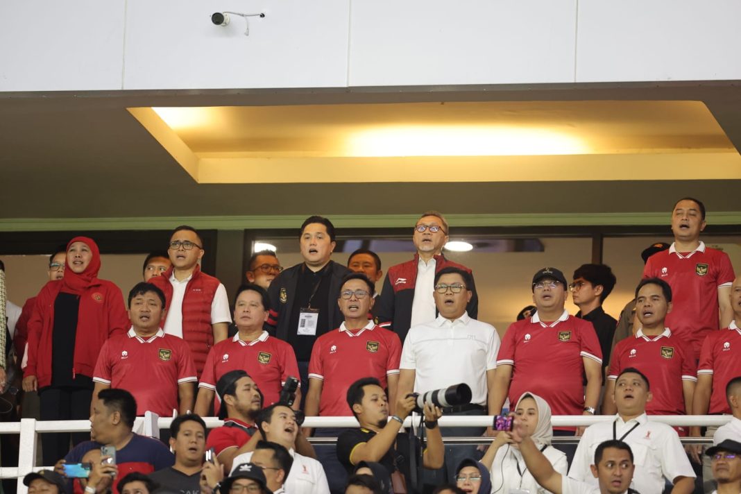 Ketua Umum PSSI Erick Thohir dan lainnya menyaksikan langsung pertandingan Timnas Indonesia melawan Palestina di laga FIFA Match Day, di Stadion Gelora Bung Tomo, Surabaya, Jatim, Rabu (14/6/2023). (Dok/PSSI)