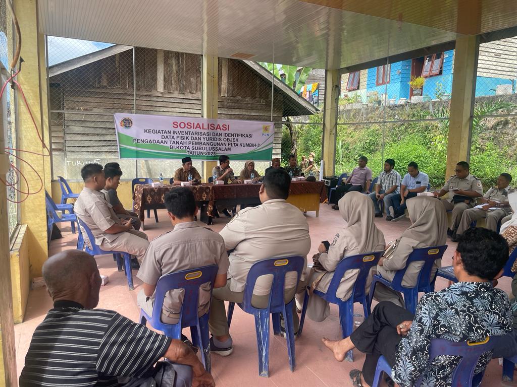 PLN UIP Sumbagut mengadakan sosialisasi hasil pengukuran dan inventarisasi lahan PLTA Kumbih-3 di Kantor Desa Lae Ikan, Kota Subulussalam, Aceh, baru-baru ini. (Dok/PLN)