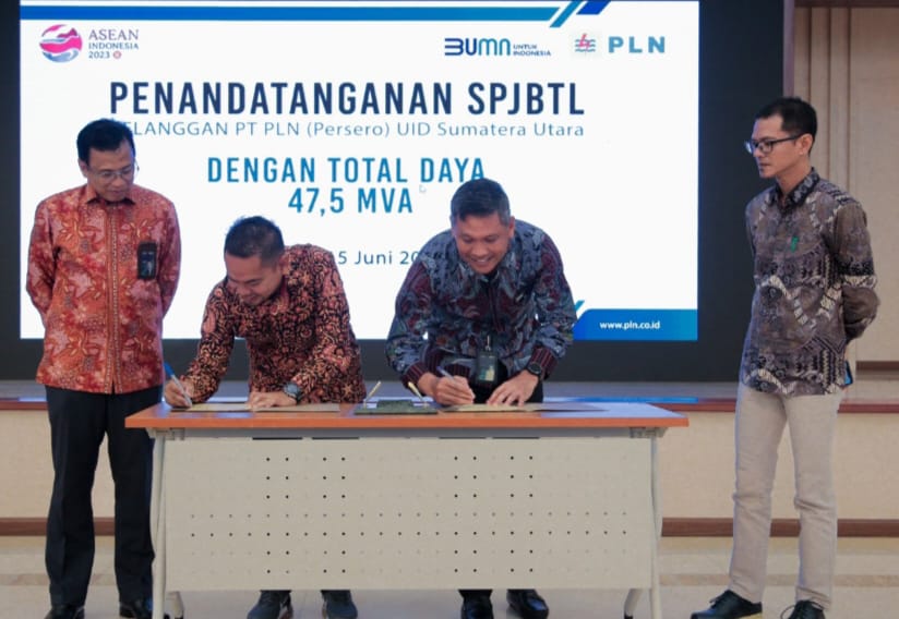 PLN UID Sumut melakukan penandatangan PJBTL terhadap 24 pelanggan yang disaksikan langsung oleh GM PLN UID Sumut Awaludin, di Medan, Kamis (15/6/2023). (Dok/PLN)
