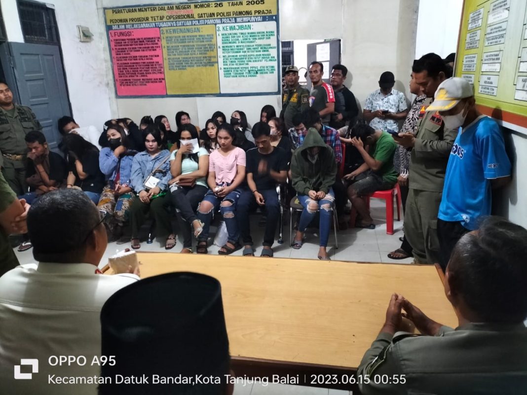 27 orang pria dan wanita yang terjaring razia Pekat saat dilakukan pendataan di kantor Satpol PP Tanjungbalai, Kamis (15/6/2023) dini hari.