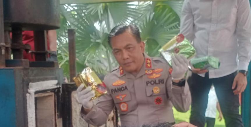 Kapolda Sumut, Irjen Pol RZ Panca Putra Simanjuntak tampak memusnahkan barang bukti sabu-sabu, Kamis (15/6/2023).