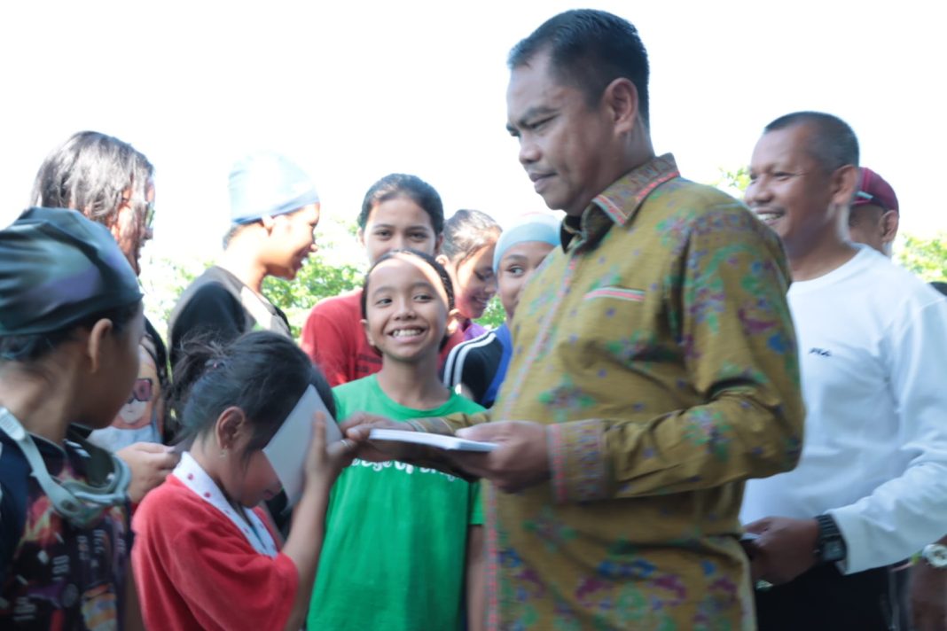 Bupati Sergai H Darma Wijaya memberikan tali asih kepada para perenang cilik pada pembukaan kembali Kolam Renang Erry-Soekirman, Kamis (15/6/2023). (Dok/Kominfo Sergai)