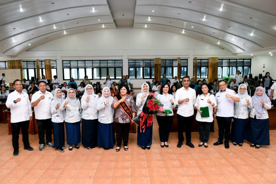 Ketua YKI Sumut Nawal Lubis memberikan materi tentang Pencegahan Kanker di Aula Kantor Bupati Karo, Kabanjahe, Rabu (14/6/2023). (Dok/Kominfo Sumut)
